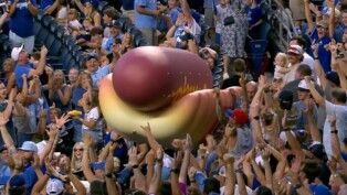 Torcedores montam "cachorro-quente gigante" na MLB, liga norte-americana de beisebol