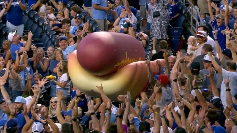 Torcedores montam "cachorro-quente gigante" na MLB, liga norte-americana de beisebol