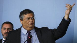 O diretor-geral da Polícia Federal, Andrei Passos, e o ministro da Justiça e Segurança Pública, Flávio Dino, durante a cerimônia em homenagem aos profissionais envolvidos na operação de garantia da democracia e preservação do estado de direito n