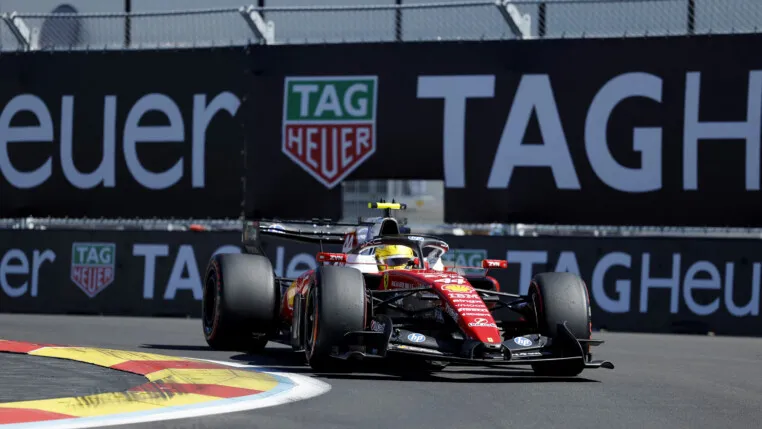 Lewis Hamilton, da Ferrari , durante o treino livre. (Foto: REUTERS/Jon Nazca)