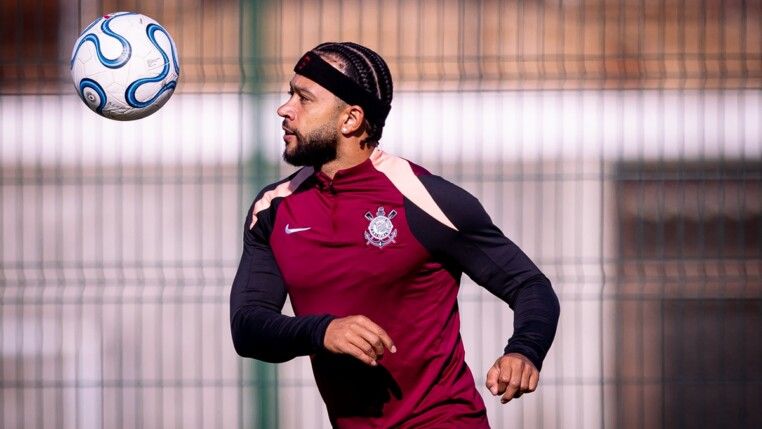 Memphis em treino do Corinthians