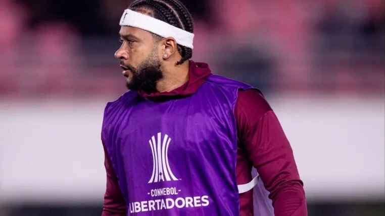 Memphis Depay aquecendo em partida da Libertadores (Foto: Rodrigo Coca/Agência Corinthians)
