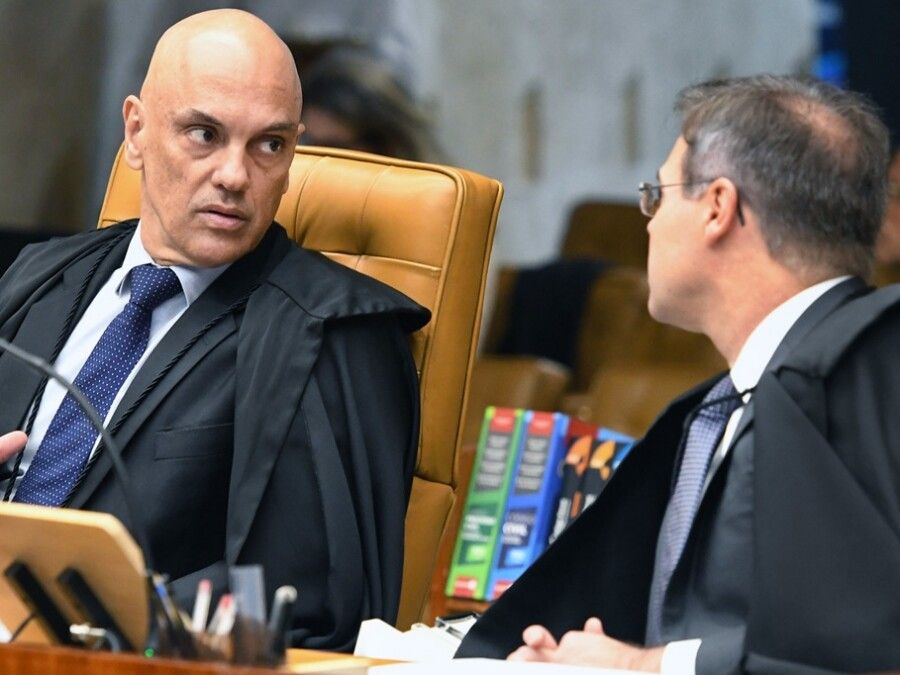 André Mendonça e Alexandre de Moraes durante sessão do Supremo Tribunal Federal