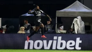 O jogador do Santos, Rodinei Marcelo de Almeida, comemora o segundo gol da equipe, marcado contra pelo jogador do Cruzeiro, Fabrício Bruno, durante partida pelo Campeonato Brasileiro, no Estádio Urbano Caldeira, em Santos (SP), em 12/09/2026.