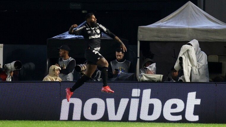 O jogador do Santos, Rodinei Marcelo de Almeida, comemora o segundo gol da equipe, marcado contra pelo jogador do Cruzeiro, Fabrício Bruno, durante partida pelo Campeonato Brasileiro, no Estádio Urbano Caldeira, em Santos (SP), em 12/09/2026.