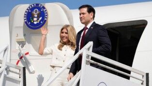 O secretário de Estado dos Estados Unidos, Marco Rubio, e sua esposa, Jeanette Rubio, deixam o Aeroporto Internacional Ernesto Cortissoz, em Barranquilla, Colômbia, em 09/09/2026.
