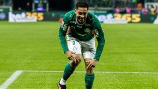 SP - CAMPEONATO BRASILEIRO/PALMEIRAS X SÃO SAULO - ESPORTES - Vitor Roque, do Palmeiras, comemora seu gol durante a partida entre Palmeiras x São Paulo, válida pela 27ª rodada do Campeonato Brasileiro 2026, no Nubank Parque, zona oeste de São Paulo, neste sábado (12). 12/09/2026 -